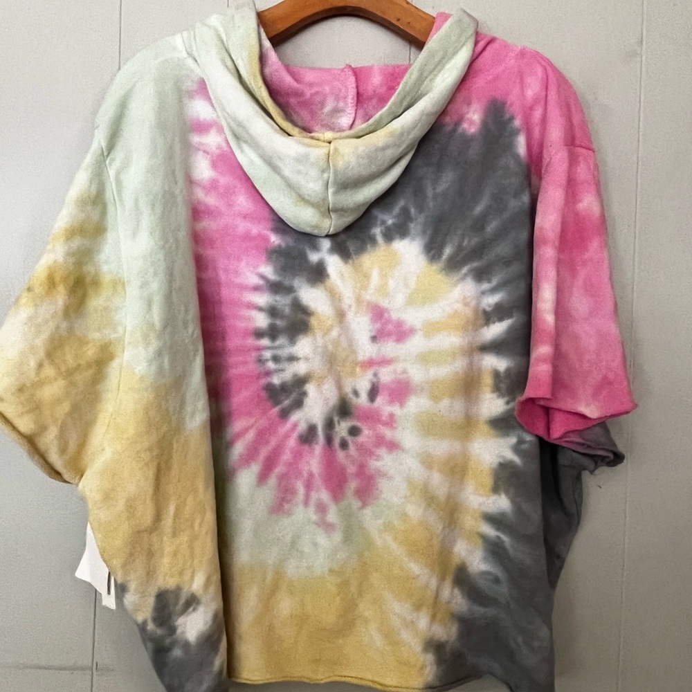 NWT DARI  Tie dye cropped boxy hoodie